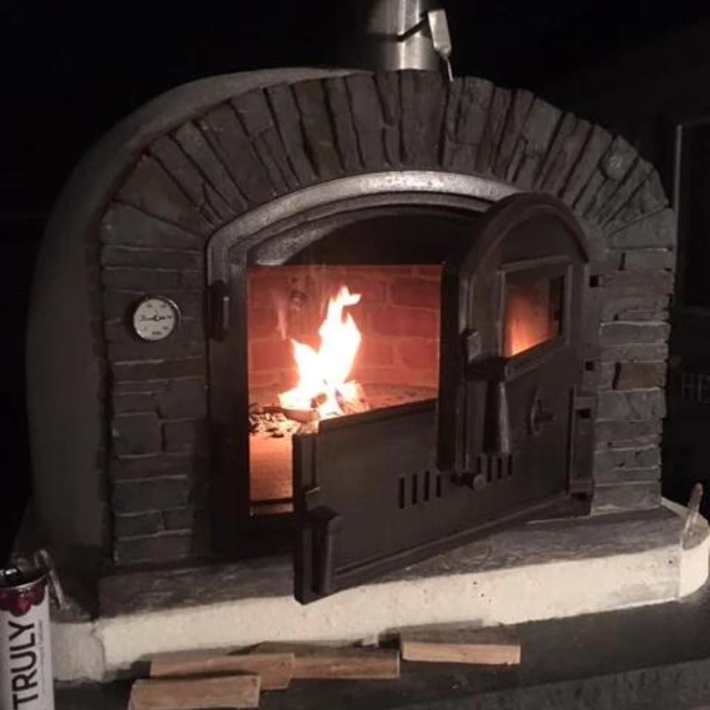 Ventura Preto Premium Pizza Oven