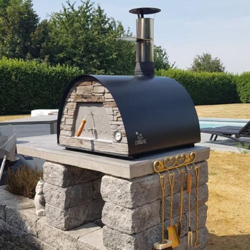 https://propizzaovens.com/cdn/shop/products/Authentic_Pizza_Ovens_Maximus_Arena_Pizza_Oven_Black_In_Backyard.jpg?v=1608566610